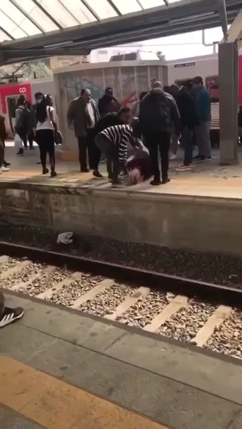 Un grupo de inmigrantes golpean, insultan, humillan a una mujer en una estación de tren
