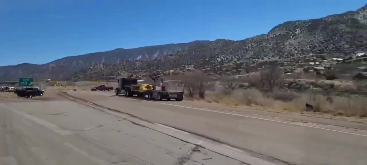 Freedom Convoy is traveling through New Mexico. 🙏 ❤️ 🇺🇸 #thepeoplesconvoy #freedomconvoy