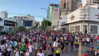 La multitudinaria marcha llega a la carrera 27 con calle 36.