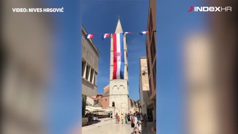 Hrvatska zastava prekrila zvonik katedrale u Zadru