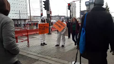 Les MAsques Blancs Lyon Eveil de Consciences devant leCC PArt Dieu le 6 Novembre 2021