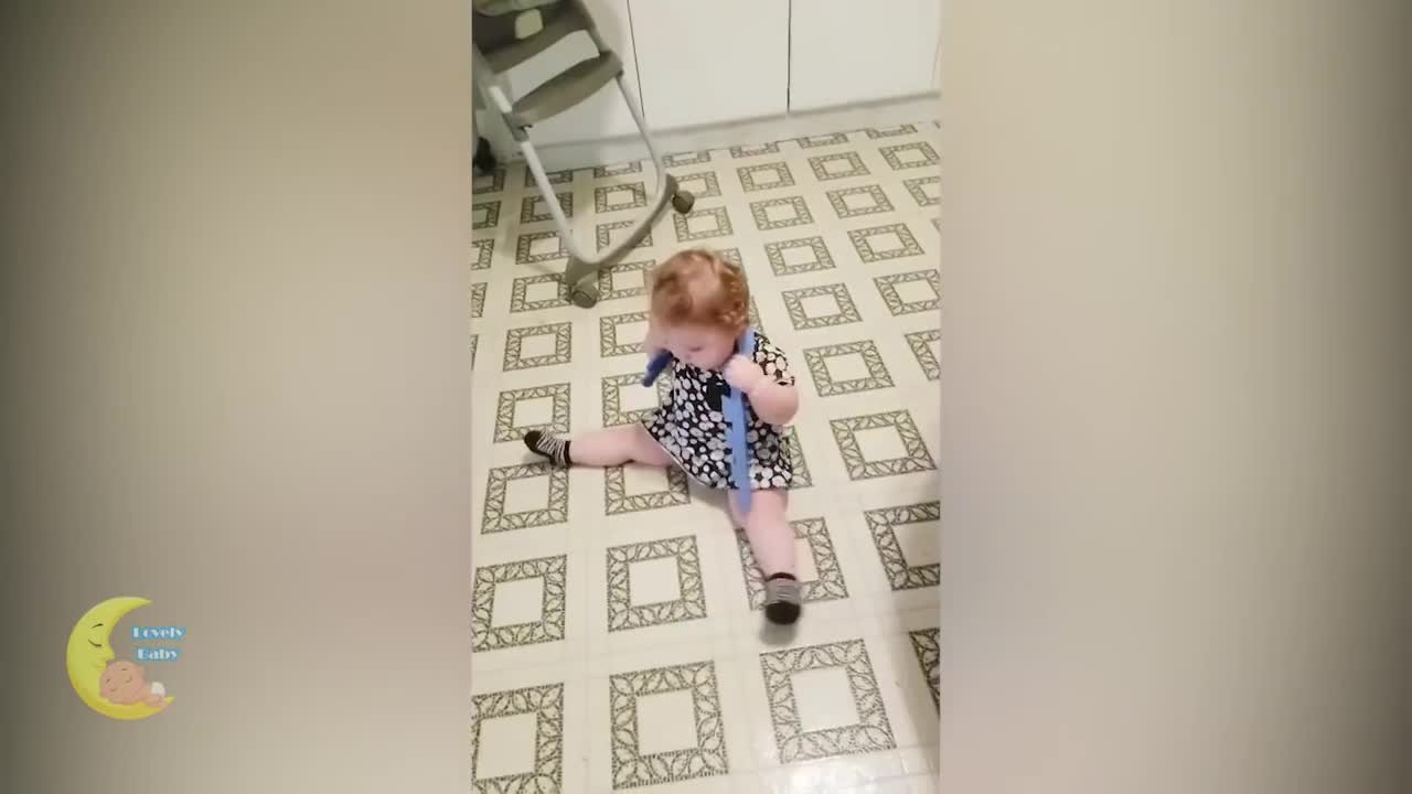 Top Funny Scooting baby finds hilariously new way to get around