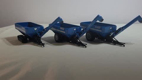 1/64 Kinze 1300 grain carts