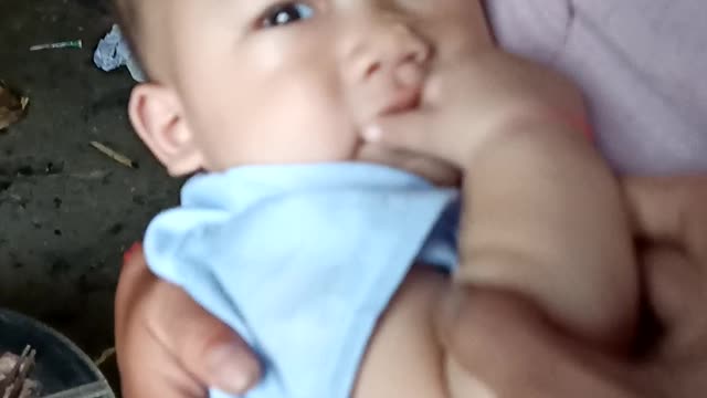 My little son has diarrhea, he looks so pitiful.