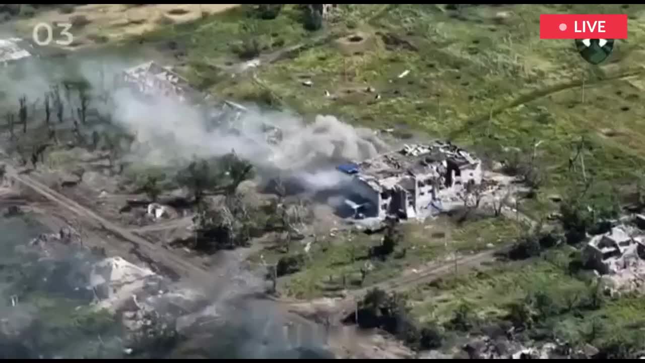 Ukrainian Forces destroy 5 Russian armored vehicles and the field headquarters.