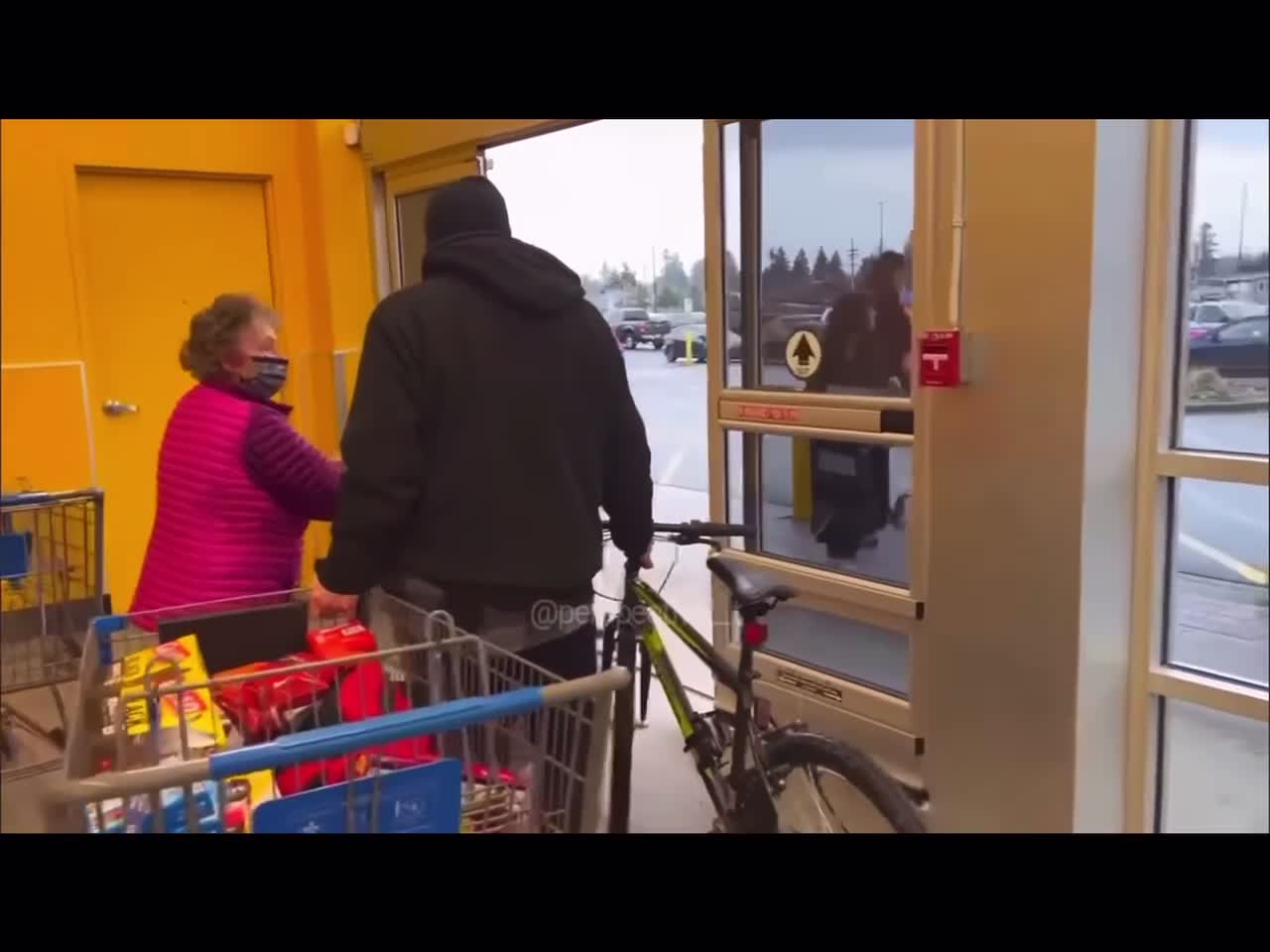 Woman stops shoplifter in a Campbell River Canada Walmart / Patriot 🇨🇦 🇺🇸