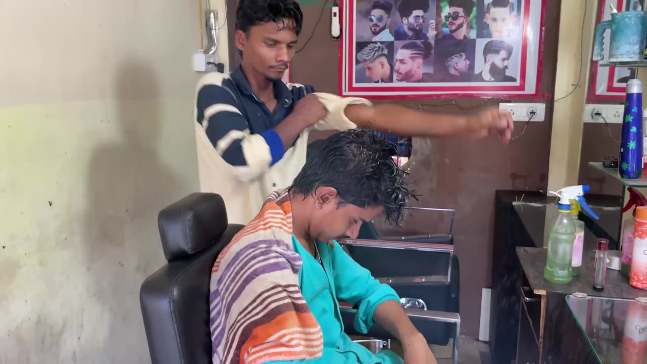 Master Cracker giving Head Massage to a Young Street Barber _ Indian Massage