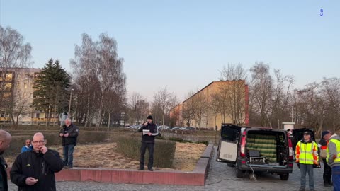 Stralsund: Eröffnung der Kundgebung durch R. Poge 21-03-2022