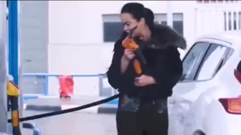😅 funny woman at the gasstation 😅 HOW IT WORKS ❓❔