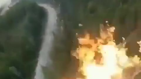 Helicóptero lanza fuego a bosque