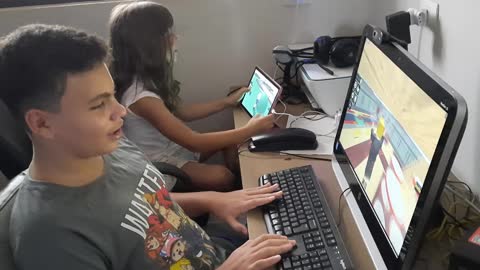 Jogando roblox