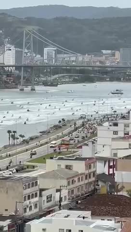 Bolsonaro Motociata em Florianópolis reúne milhares de apoiadores em terra, mar e ar.