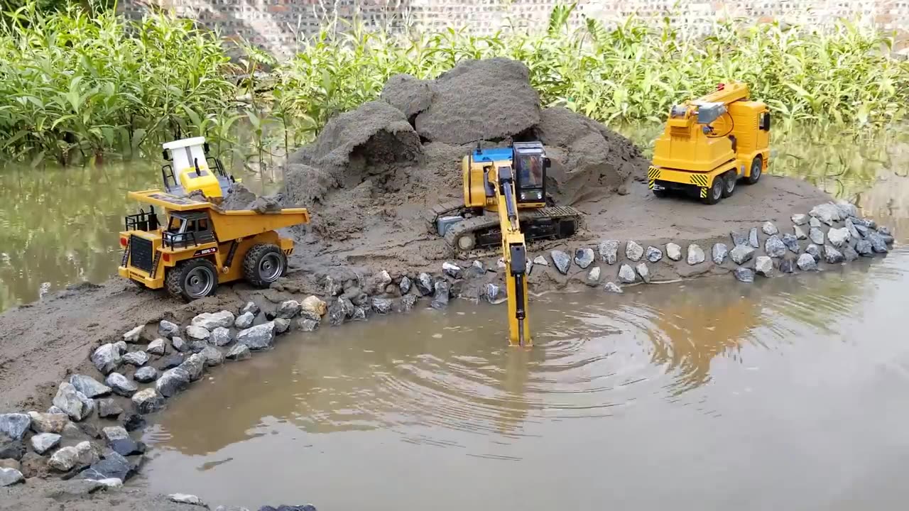 MOBIL TRUK +Backhoe loader, Dump truck and the car carrying eggs