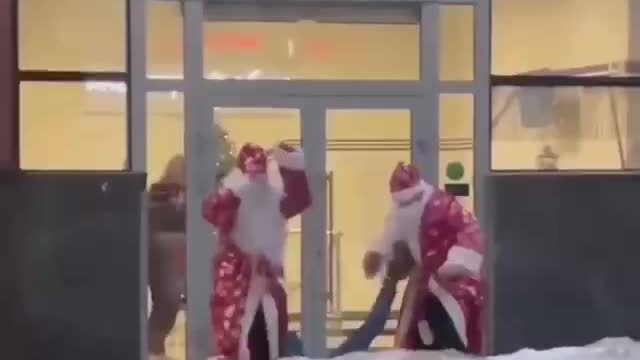 Humor: Santa Claus are Fighting in Town