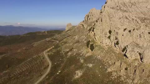 Monte Albo, Siniscola, Sardegna. Visione 360 gradi dal drone verso il mare.