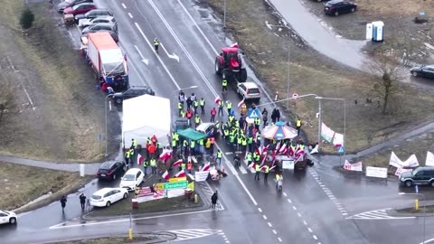 Drone shows Polish farmers blocking Ukrainian border