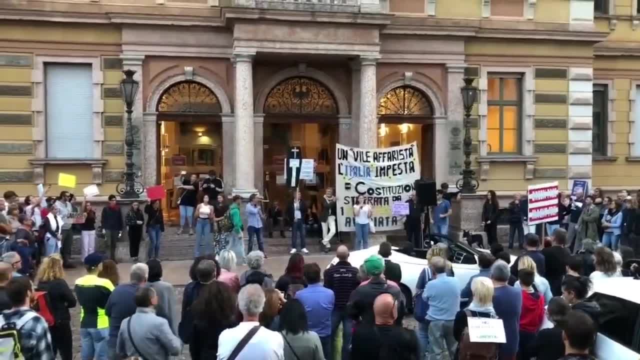 студенти и преподаватели от университета в Тренто излязоха на протест