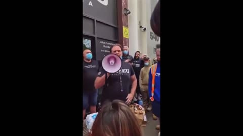 Crowd of Aussie Construction workers turn on Union Boss over forced jab!