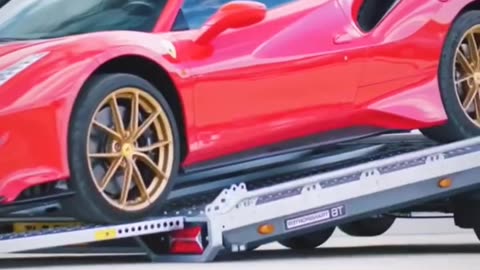 Red Ferrari Unloaded from Open Trailer – Epic Car Shipping Moment! 🚗🔥