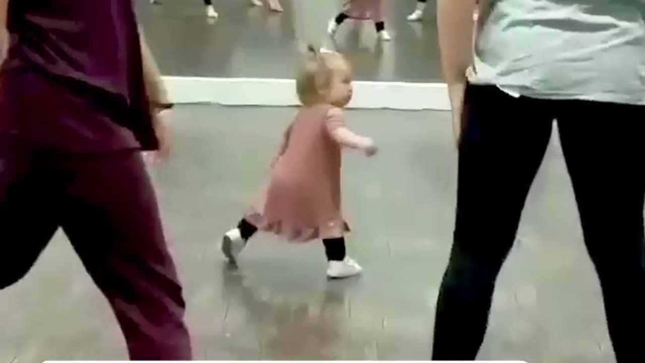 Confident toddler steals lead in dance class👏