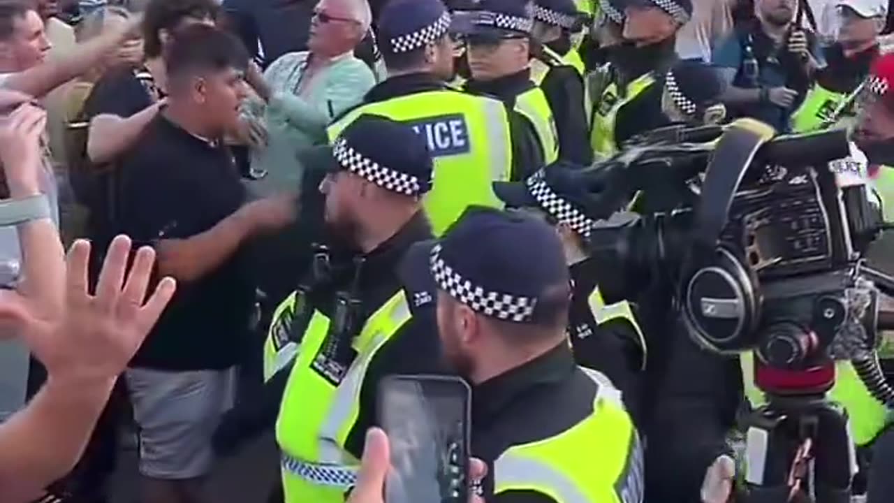 🚨 Patriots chant “where the f*ck were you in Leeds?”