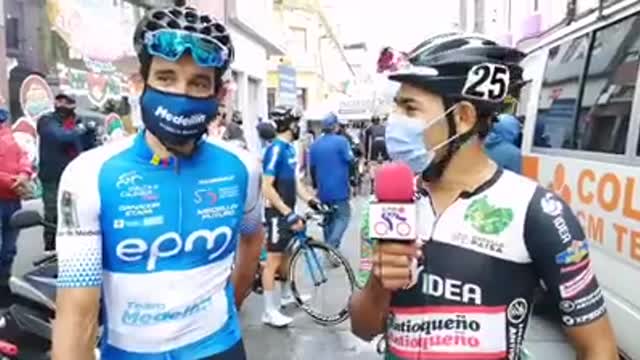 Ciclista Johan Colón hace de periodista en la Vuelta a Colombia