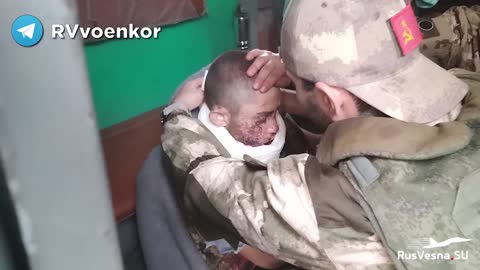 Ošetřování ukrajinských zraněných vojáků ruskými vojáky