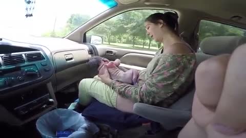 Incredible birth in car on the way to the hospital