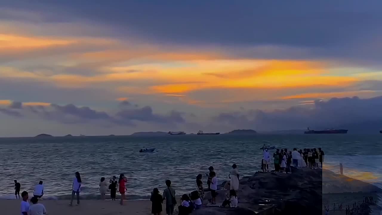 A lot of people on the sea
