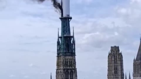 La Catedral Católica de Rouen en Francia está en llamas