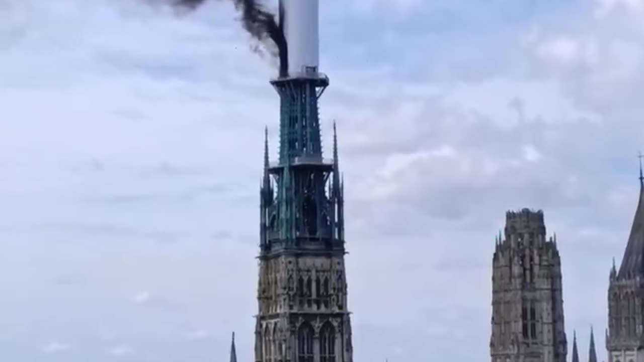 La Catedral Católica de Rouen en Francia está en llamas