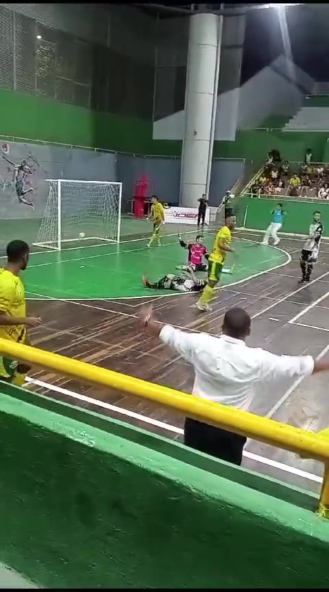 Hombre celebra el gol