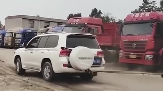 Who is more powerful? Two drivers argued 😂 The result is very unexpected 😉