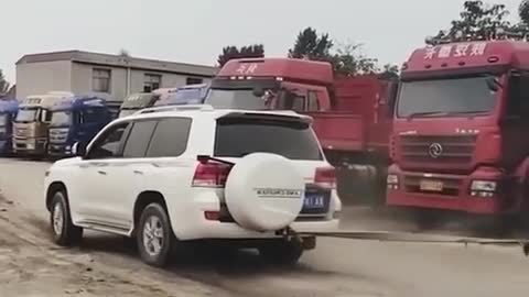 Who is more powerful? Two drivers argued 😂 The result is very unexpected 😉