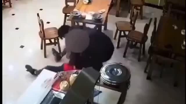 🇨🇳 A Man Drops From Cardiac Arrest At A Restaurant💉🤔