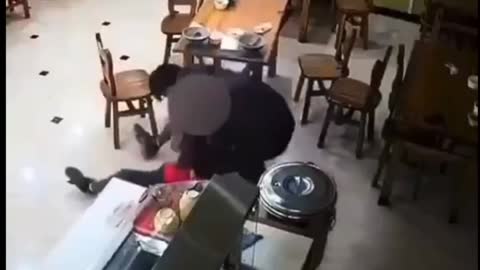 🇨🇳 A Man Drops From Cardiac Arrest At A Restaurant💉🤔