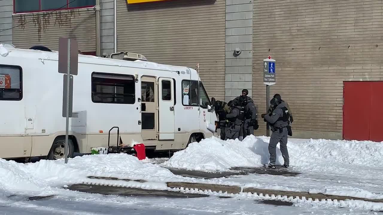 Putin men in occupied Ukraine arresting people and confiscating their property at gun point