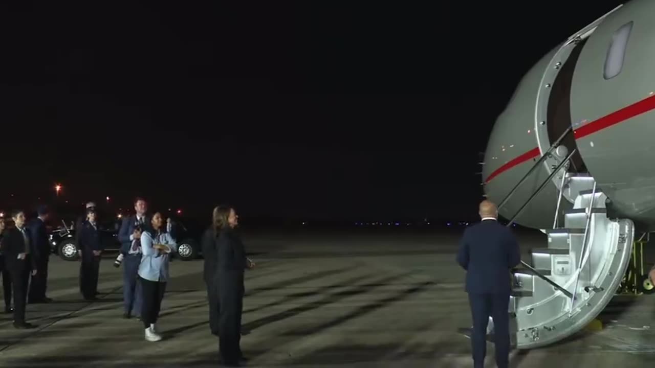 Biden walked onto the plane after the prisoners got off??