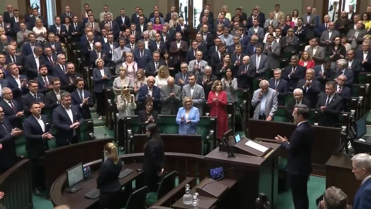 TEGO NIKT SIĘ NIE SPODZIEWAŁ! PO SŁOWACH POSŁA PIS NAWET TUSK WSTAŁ, A KOSINIAK-KAMYSZ BIŁ BRAWO!