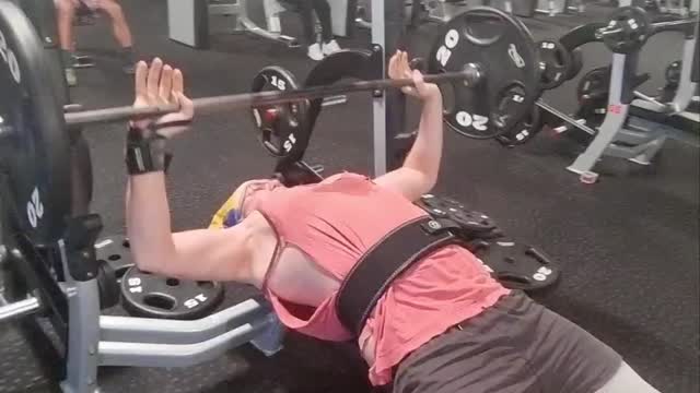 Going for reps with flatback benchpress