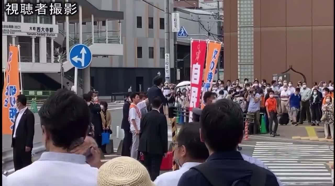 Balean al exmandatario japonés Shinzo Abe durante acto de campaña