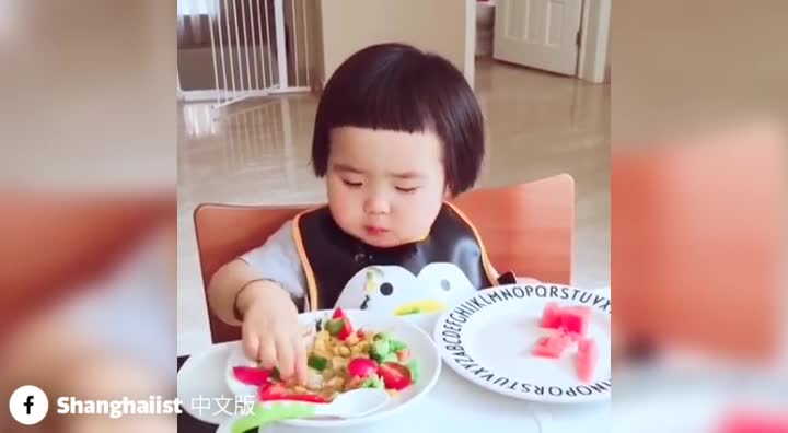 A little girl demolishes her dinner in record time