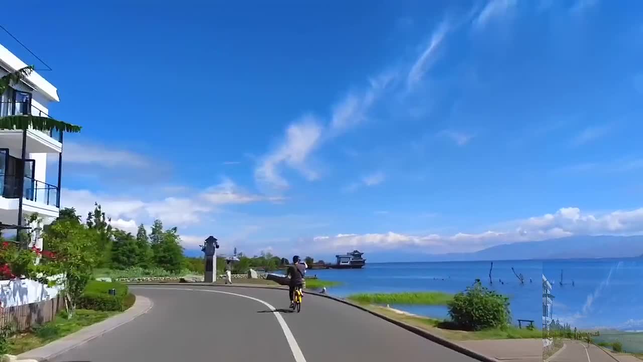 Look at the sea scenery on the way
