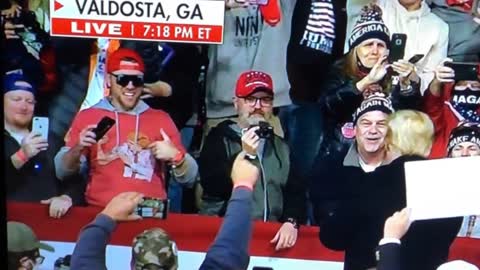 WATCH ! President Trump Stops To Look At ... 👀