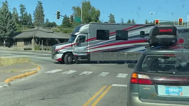 Huge RV Tows Huge Boat Around Tight Turn