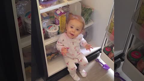 Open the refrigerator baby's reaction🎀