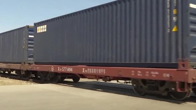 Il primo treno merci Cina-Europa parte dalla Mongolia Interna in Cina per Mosca dal porto di Manzhouli nella città di Chifeng nella regione autonoma della Mongolia Interna diretto a Mosca per consegnare oltre 1.300 tonnellate di merci.