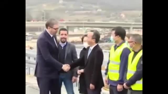 Vucic greets construction workers in Chinese