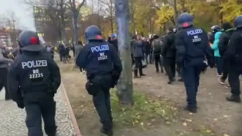 Demo in Berlin - Brandenburger Tor und Schloss Bellevue