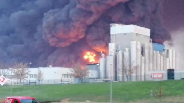 Desalojan a 250 personas por el incendio de Montornès (Barcelona) (3)